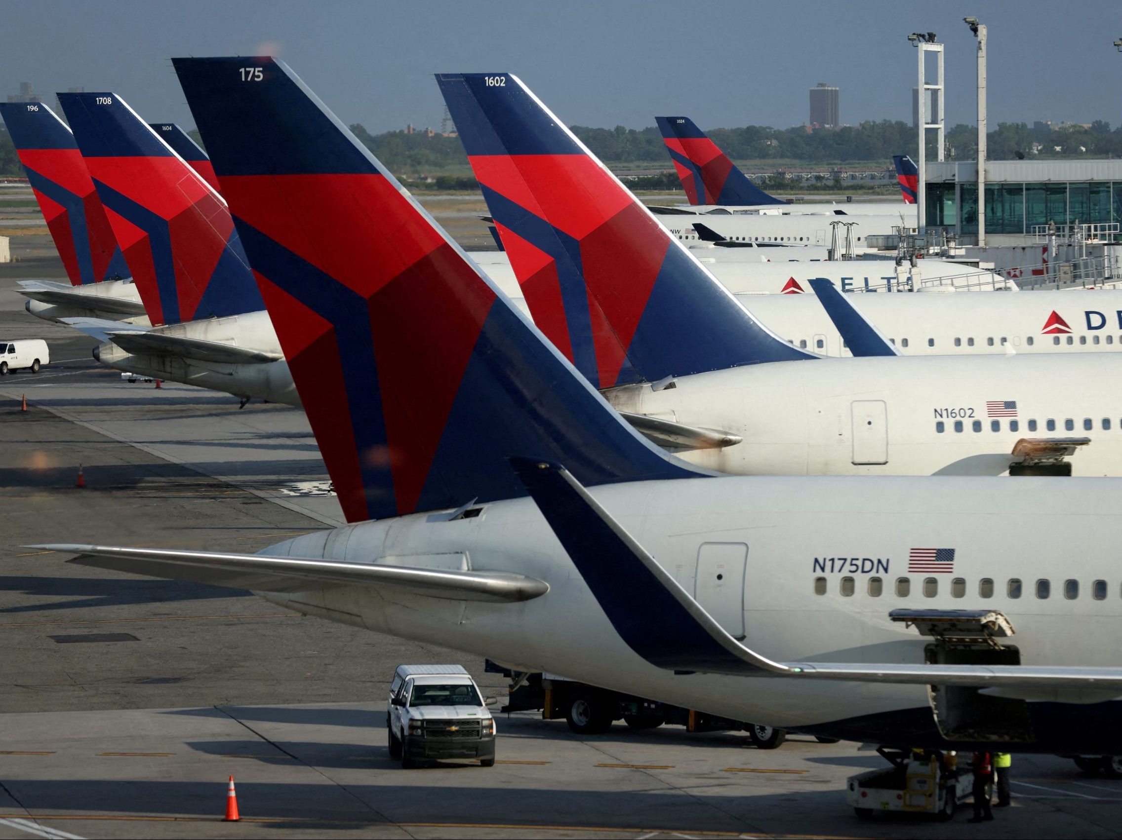 Delta plane goes off icy taxiway in Minneapolis snowstorm