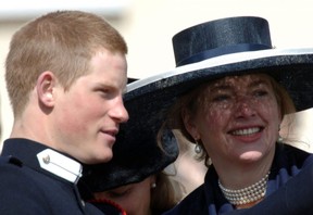 Prinz William spricht mit seinem ehemaligen Kindermädchen Tiggy Legge-Bourke, jetzt bekannt als Alexandra Pettifer, bei seiner ohnmächtig werdenden Sovereign's Parade an der Sandhurst Military Academy in Sandhurst, England, am 12. April 2006.