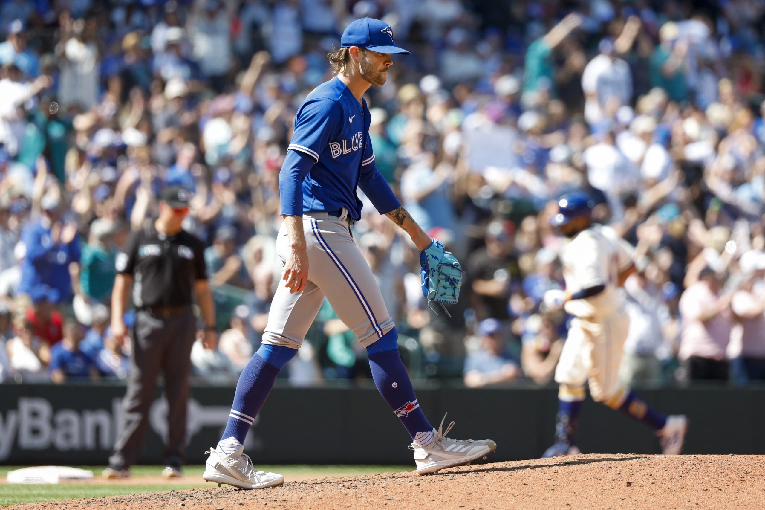 Mariners quiet down Blue Jays fans in a hurry with big first inning