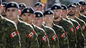 Ein weibliches Mitglied, Mitte, der kanadischen Streitkräfte marschiert mit anderen Soldaten während der Calgary Stampede Parade in Calgary, Freitag, 8. Juli 2022. 