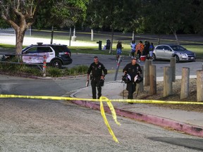 Polizisten verlassen den Ort einer Schießerei im Peck Park in San Pedro, Kalifornien, Sonntag, 24. Juli 2022.