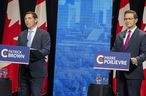 Die Führungskandidaten Patrick Brown (links) und Pierre Poilievre nehmen am Mittwoch, den 11. Mai 2022 in Edmonton an der englischen Führungsdebatte der Konservativen Partei Kanadas teil.  