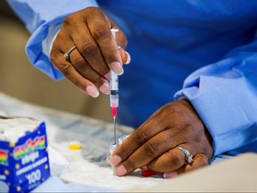 Ein Mitarbeiter des Westchester Medical Center bereitet am 28. Juli 2022 einen Affenpocken-Impfstoff in einem Drive-Through-Affenpocken-Impfpunkt im Westchester Medical Center in Valhalla, New York, vor.