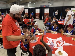 Raptors Superfan Nav Bhatia mit Gruppen von Kindern bei seinem ersten Basketballcamp im Paul Coffey Park in Malton.  SCOTT LAURIE/TORONTO SONNE