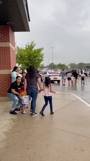 Menschen werden aus der Greenwood Park Mall evakuiert, nachdem Berichte über Schüsse in Greenwood, Indiana, USA, am 17. Juli 2022 in diesem Screenshot aus einem Social-Media-Video veröffentlicht wurden.  BlingX/via REUTERS