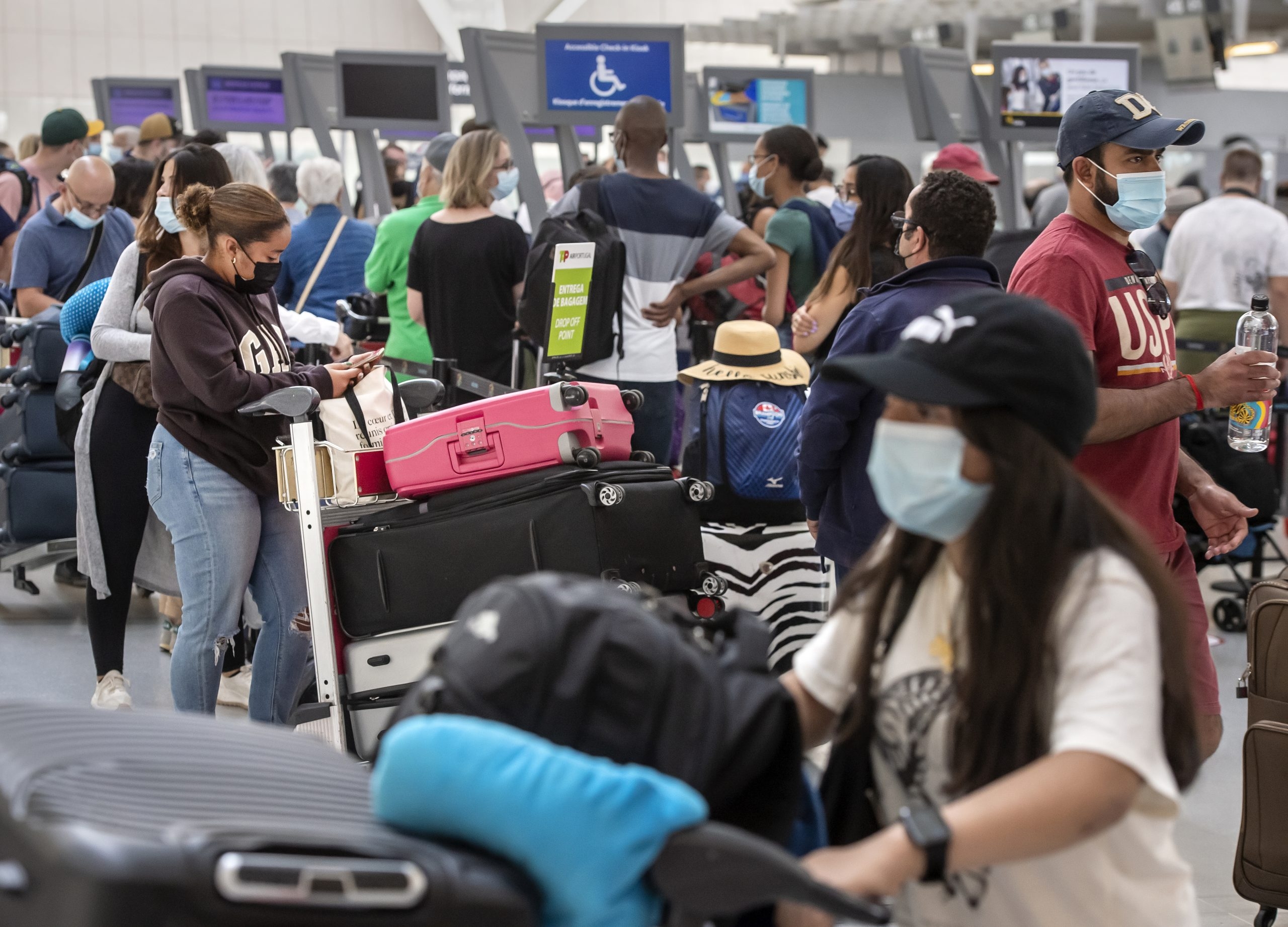 Expect lots of delays at Canadian airports this holiday season ...