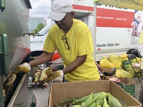 Edul Rahaman, Inhaber von Roast Corn Express, war in seinem 14. Lebensjahr zurück.  Scott Laurie Toronto Sun/Postmedia-Netzwerk