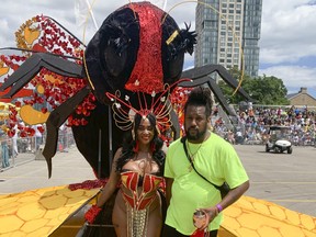 Sherwin Williams (R) Designer des „Queen Bee“-Kostüms, das er für EPIC Carnival-Posen mit Winsleen Braithwait angefertigt hat.  Scott Laurie Toronto Sun/Postmedia