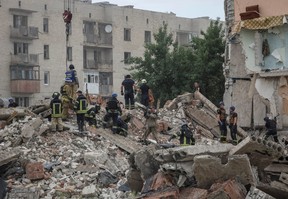 Retter arbeiten in einem Wohngebäude, das durch einen russischen Militärschlag inmitten der russischen Invasion in der Ukraine in der Stadt Chasiv Jar in der Region Donezk, Ukraine, am 10. Juli 2022 beschädigt wurde.