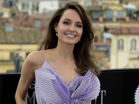 Angelina Jolie assiste à une fête 