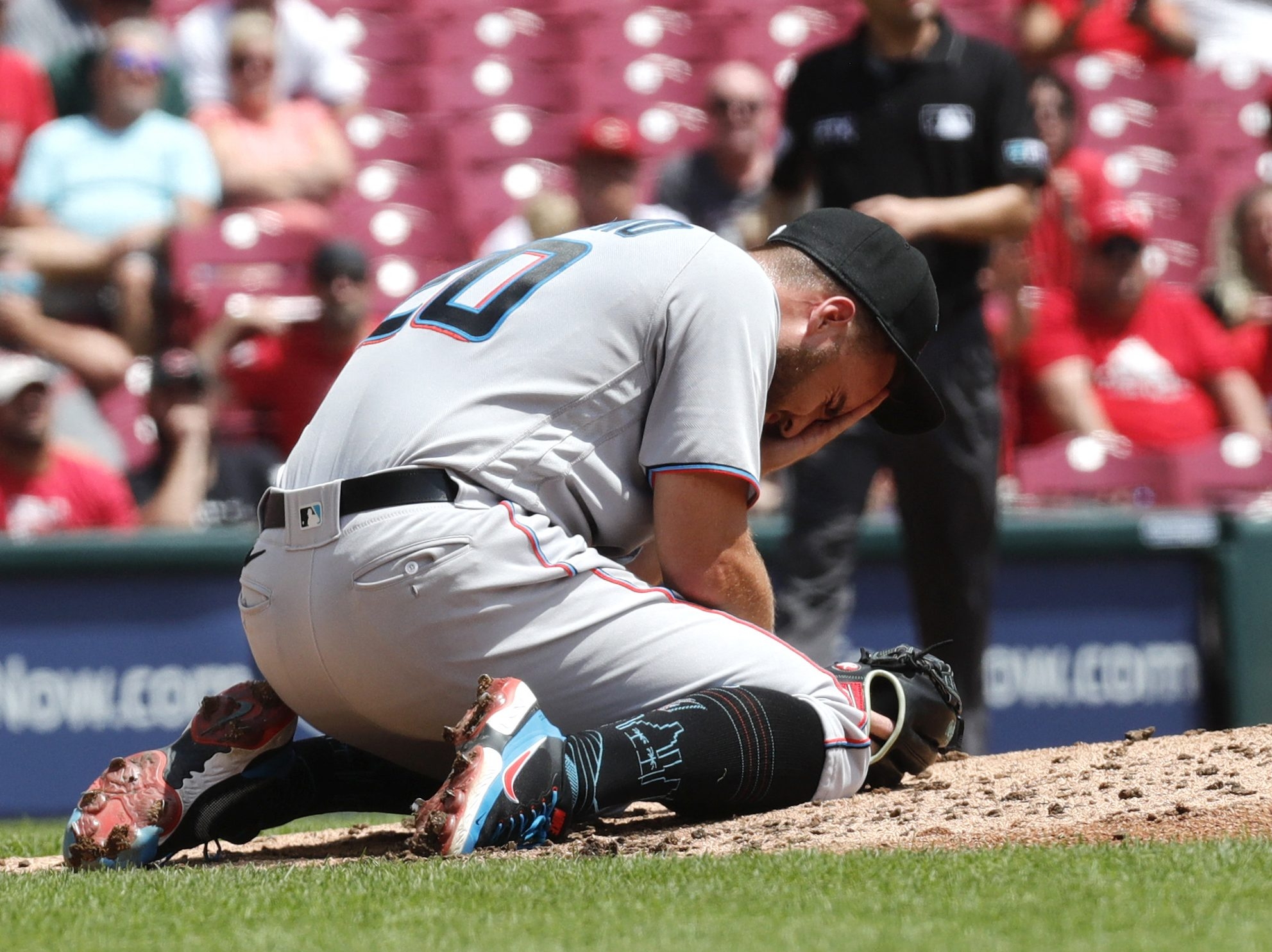 Guerrero Jr. overcomes bloodied hand to hit 3 homers, lead Blue