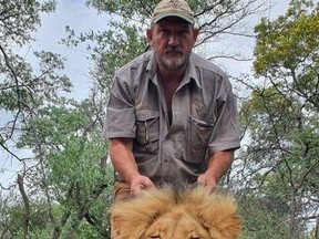 An image of Riaan Naude taken from Pro Hunt Africa‘s Facebook page.