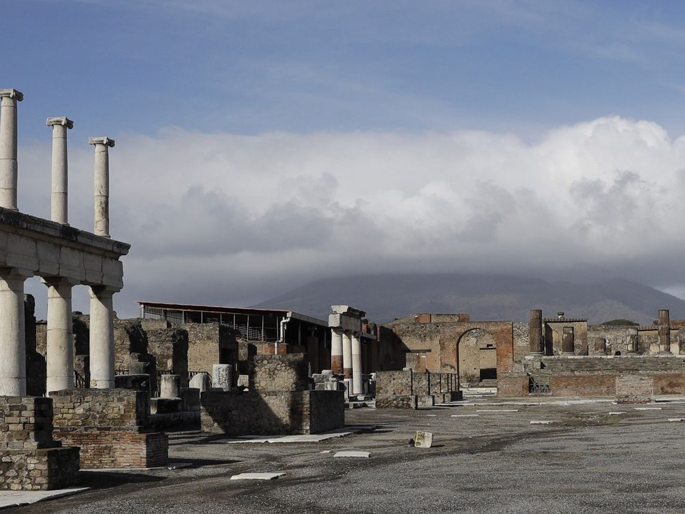 U.S. Tourist Rescued After Falling Into Mount Vesuvius' Crater ...