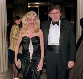 Dieses am 4. Dezember 1989 aufgenommene Aktenfoto zeigt den Milliardär Donald Trump und seine Frau Ivana bei der Ankunft zu einem gesellschaftlichen Engagement in New York.