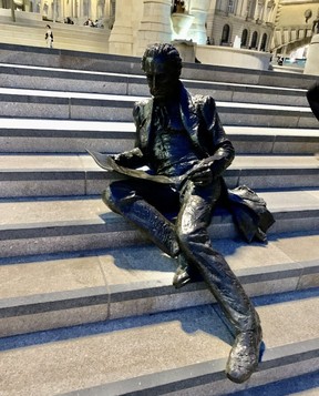 A life-size statue of the famed 19th-century political reformer Thomas Attwood, casually reclining on the steps leading up to Birmingham’s Chamberlain Square. RITA DEMONTIS/TORONTO SUN