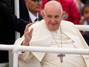 Papst Franziskus winkt der Menge zu, als er am 27. Juli 2022 die Citadelle de Quebec in Quebec City, Quebec, verlässt.