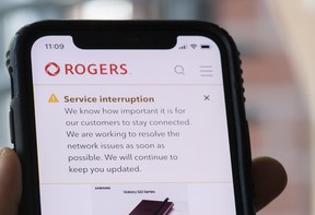 Eine Person schaut auf ihr Mobiltelefon, auf dem am Freitag, den 8. Juli 2022 eine Rogers-Dienstunterbrechungswarnung angezeigt wird.