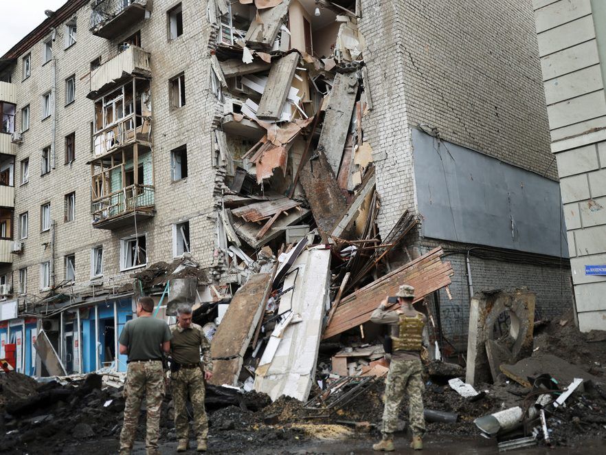 Rescuers pull survivors from ruined Ukrainian apartment building ...