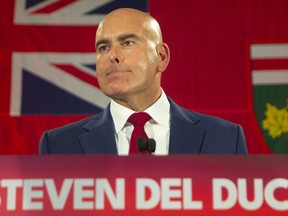 Dann schaut der liberale Führer von Ontario, Steven Del Duca, von der Bühne zu, nachdem er in der Wahlnacht in Vaughan am 2. Juni 2022 als Parteivorsitzender zurückgetreten ist.