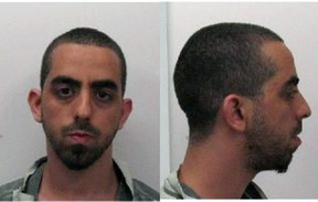 In diesem vom Chautauqua County Jail zur Verfügung gestellten Handout posiert Hadi Matar, 24, aus Fairview, New Jersey, für ein Fahndungsfoto, nachdem er im Chautauqua County Jail August wegen eines Mordversuchs zweiten Grades und einer Körperverletzung zweiten Grades festgenommen worden war 12.12.2022 in Mayville, New York.  (Foto von Chautauqua County Jail über Getty Images)