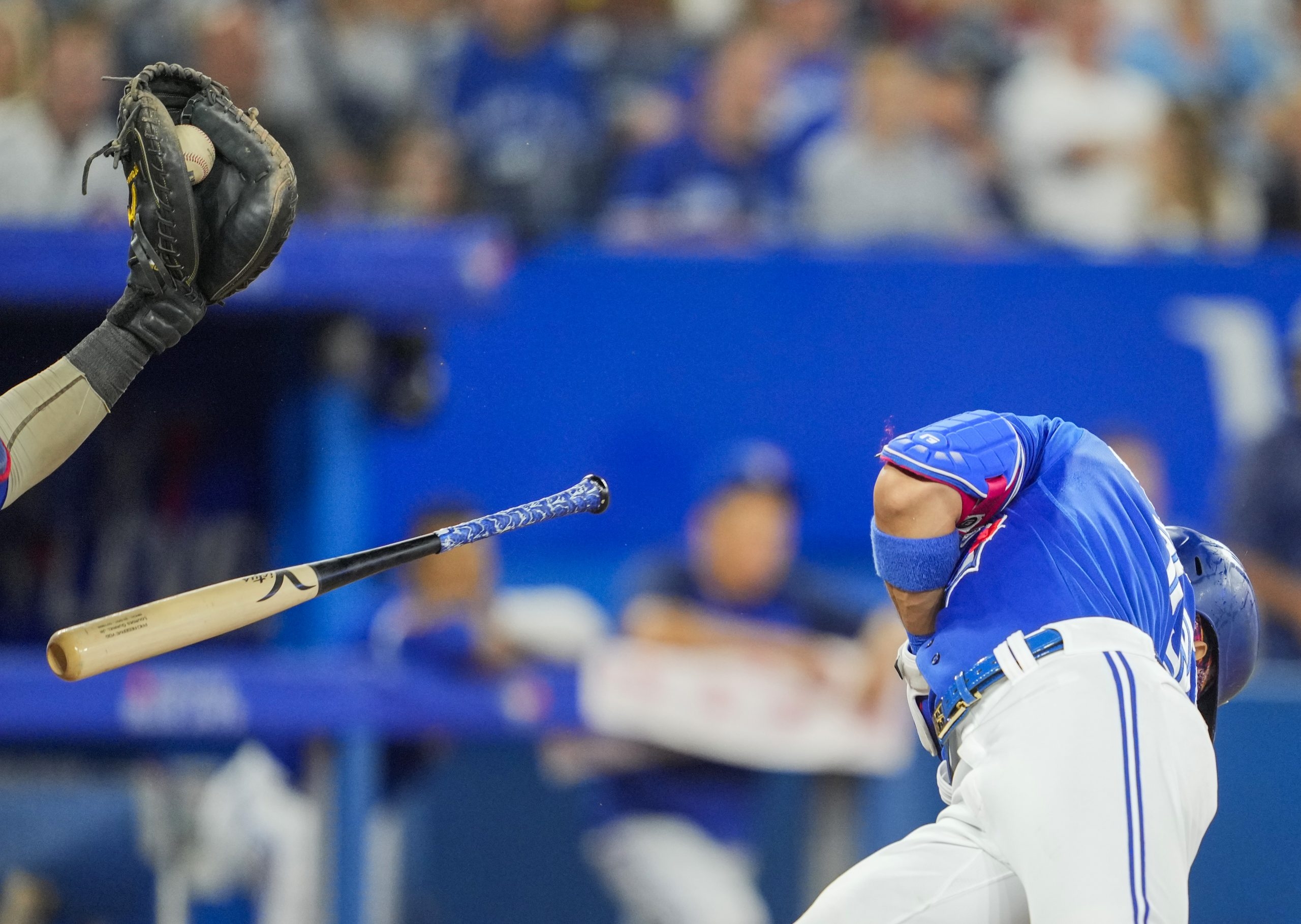 Hernandez's 3-run homer helps Blue Jays past Cubs to spoil