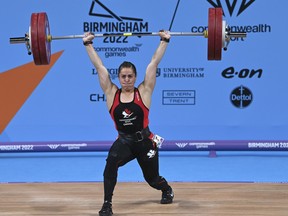 La Canadienne Maude Charron est en action lors de la finale féminine des 64 kg aux Jeux du Commonwealth à Birmingham, en Angleterre, le lundi 1er août 2022.