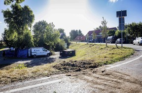 Deze foto van 28 augustus 2022 toont het tafereel in Nieuw-Beijerland, waar een vrachtwagen op 27 augustus 2022 mensen in de buurt van Rotterdam inreed.