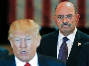 Allen Weisselberg, ehemaliger Chief Financial Officer der Trump Organization, sieht zu, wie der damalige republikanische Präsidentschaftskandidat der USA, Donald Trump, während einer Pressekonferenz im Trump Tower in Manhattan, New York, am 31. Mai 2016 spricht.