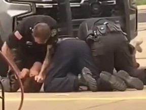 Drei Polizisten aus Arkansas verprügeln einen Verdächtigen während einer Festnahme, die am Sonntag, dem 21. August 2022, in den sozialen Medien geteilt wurde.