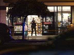 Einsatzkräfte reagieren auf eine Schießerei im Forum-Einkaufszentrum in East Bend, Oregon, Sonntag, 28. August 2022.