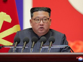 Nordkoreas Führer Kim Jong Un spricht auf diesem undatierten Foto, das am 10. August 2022 veröffentlicht wurde, während eines nationalen Treffens über Maßnahmen gegen COVID-19 in Pjöngjang, Nordkorea.