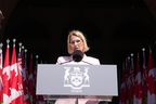 Sylvia Jones, stellvertretende Ministerpräsidentin und Gesundheitsministerin, leistet ihren Eid bei der Vereidigungszeremonie im Queen's Park in Toronto am 24. Juni 2022. 
