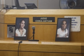 Fotos von Sarah und Amina Said werden am zweiten Tag des Prozesses gegen Yaser Said am Mittwoch, den 3. August 2022, im Frank Crowley Courts Building in Dallas gezeigt. (Shafkat Anowar/The Dallas Morning News via AP)