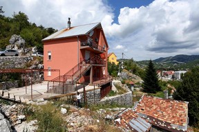 Dieses am Samstag, den 13. August 2022, aufgenommene Bild zeigt das Haus, in dem eine Massenerschießung in Cetinje, Montenegro, stattfand.
