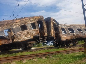Dieses Handout-Foto, das am 25. August 2022 von der Ukrainischen Eisenbahn aufgenommen und veröffentlicht wurde, zeigt einen stark ausgebrannten Zug nach dem jüngsten russischen Luftangriff auf einen Bahnhof in der Stadt Chaplyne in der Region Dnipropetrowsk.