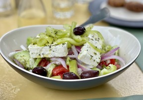 Κλασική ελληνική σαλάτα: λέγεται χωριάτικη.  (Ευγενική προσφορά της Kristen Cushing)