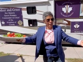 Videos published by Twitter user Caryma Sa’d show Romana Didulo handing out vegetables and sardines to her fellow protesters.