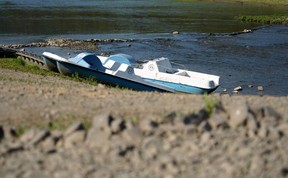 Boote liegen am Ufer des ausgetrockneten Seebetts des Edersees bei Asel, Deutschland, Donnerstag, 11. August 2022.