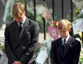 Prinz William (links) und Prinz Harry, die Söhne von Diana, Prinzessin von Wales, beugen ihre Köpfe, als der Sarg ihrer Mutter am 06. September nach ihrer Trauerfeier aus der Westminster Abbey getragen wird.  Die Prinzessin kam am 31. August bei einem Autounfall in Paris ums Leben.  (ADAM BUTLER/AFP über Getty Images)