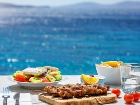 Οι γεύσεις της Ελλάδας παραπέμπουν στους θεούς, τους φιλοσόφους, τους μύθους και τα υπέροχα γεύματα