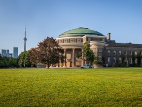 An Ontario labour arbitrator has ruled that universities may continue to enforce vaccine mandates even if local health authorities don’t require them to, according to Blacklock’s Reporter.