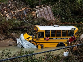Ein Schulbus aus Perry County steht am 31. Juli 2022 zusammen mit anderen Trümmern in einem Bach in der Nähe von Jackson, Kentucky.