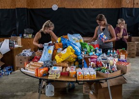 Freiwillige arbeiten in einem Verteilungszentrum für gespendete Waren in Buckhorn, Kentucky, nach historischen Überschwemmungen in Ost-Kentucky, Sonntag, 31. Juli 2022.