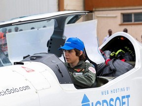 Mack Rutherford, ein damals 16-jähriger britisch-belgischer Pilot, sitzt nach der Landung auf dem Wilson-Flughafen im Cockpit, um der jüngste Mensch zu werden, der alleine um die Welt fliegt, in Nairobi, Kenia, am 18. Mai 2022.