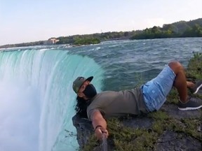 Screenshot als TikTok-gebruiker @phantabae, terwijl hij zichzelf beschreef als 'professionele waaghals' terwijl hij gevaarlijk dicht bij de rand van de Niagarawatervallen neerstrijkt.  TikTok/@phantabae