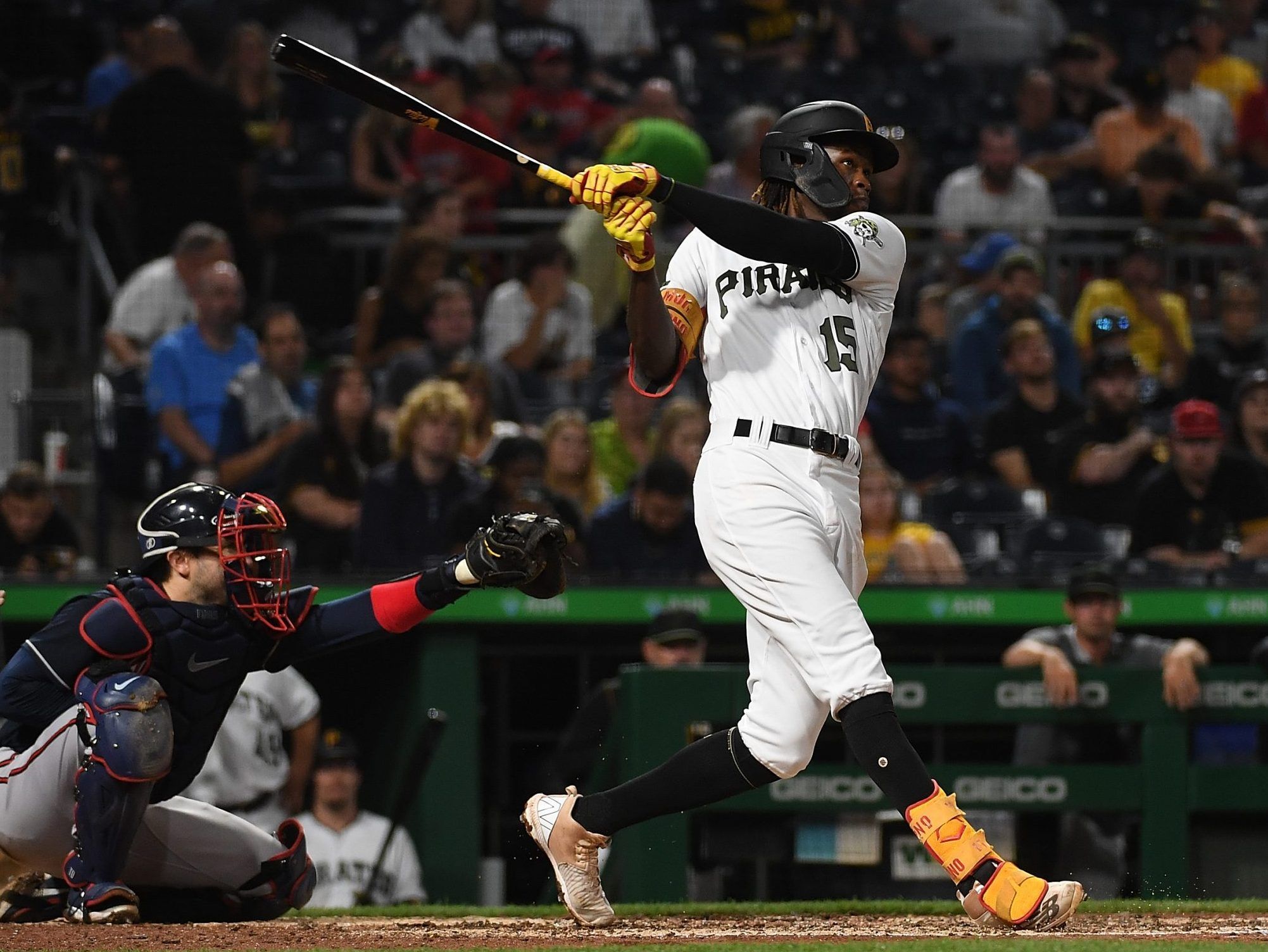 Oneil Cruz bat nearly hits fan, who gets Bryce Harper jersey