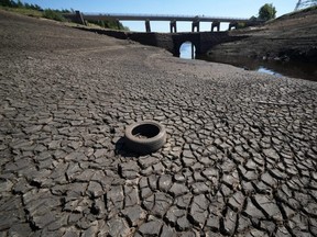 Niedrige Wasserstände am Baitings Reservoir enthüllen eine alte Packpferdebrücke, während die Dürrebedingungen in der Hitzewelle in Ripponden, England, Freitag, 12. August 2022, anhalten.