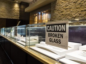 Ein Warnschild auf Glasscherben nach einem kürzlichen Raubüberfall bei White Carat Co. im Einkaufszentrum Erin Mills Town Center in Mississauga.  Ernest Doroszuk/Toronto Sun/Postmedia