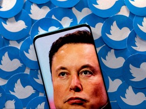 Twitter will interview Elon Musk, known for his combative testimonies 2 An image of Elon Musk is seen on a smartphone atop printed Twitter logos in this illustration.