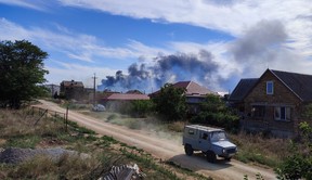 Rauch steigt auf, nachdem am 9. August 2022 Explosionen aus der Richtung eines russischen Militärflugplatzes in der Nähe von Novofedorivka auf der Krim zu hören waren.